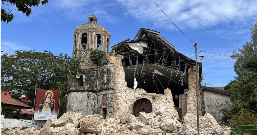 強震造成建築物倒塌與嚴重損毀，民眾緊急撤離至戶外空地避難。宿霧多地觀測到震度7的破壞性搖晃。（圖／達志／美聯社，下同）