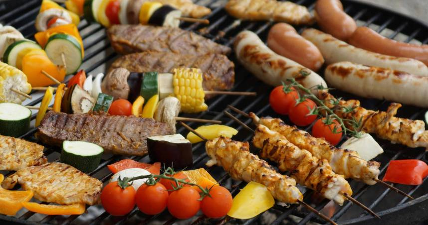 耳鼻喉專科醫師提供4招解方紓解民眾烤肉後的喉嚨不適。（示意圖／Pexels）