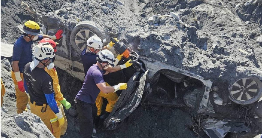 搜救人員昨（8日）上午在砂石場內，挖出1輛嚴重變形的車輛及1具女性遺體，確認為失聯多日的砂石場黃姓老闆娘。（圖／翻攝畫面）