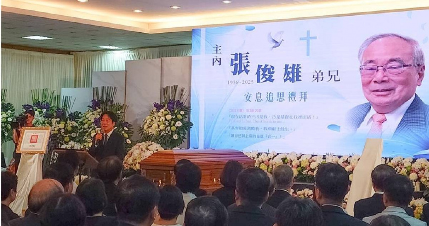 前行政院長張俊雄，上月27日於自家安詳辭世享壽87歲，今（11）日上午於高雄市殯儀館舉行告別式，總統賴清德向家屬頒發褒揚令，指陳俊雄「功在民主、功在國家」，願其安享主懷。（圖／中時記者任義宇攝）