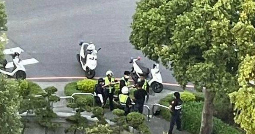 民雄醉漢衝廟會揮刀失控，警民驚魂瞬間壓制逮人。（圖 ／翻攝畫面）