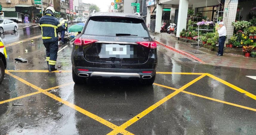 北市大同區酒泉街20日上午10時許發生一起嚴重車禍事故，造成一名男子當場無生命跡象。（圖／翻攝畫面）