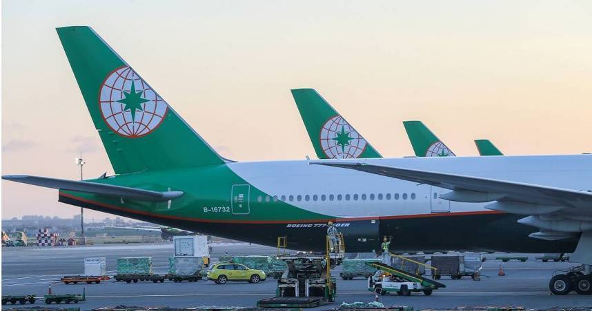 日前，長榮航空一名34歲孫姓女空服員抱病執勤後因病過世。在上週六（18）舉辦的空服員面試環節中，有部分面試者指出，自己沒有被問到任何關於考生履歷或個人相關問題，反而要求他們針對空服員病逝一事發表看法以及給出建議。（圖／報系資料照）