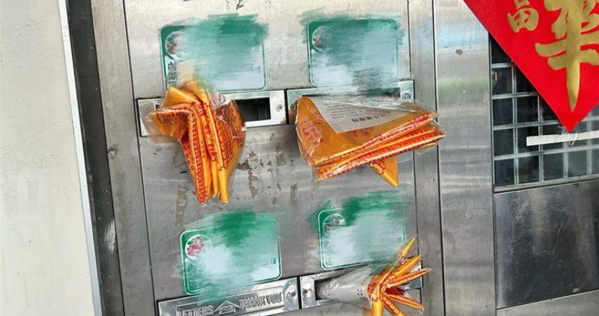 北市內湖文德路上一棟民宅信箱被人塞滿往生被。(圖／ 翻攝畫面)