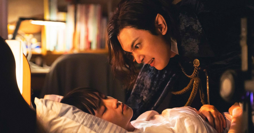 《電影版吸吸吸吸吸血鬼》由板垣李光人（下）與吉澤亮（上）共同爆笑主演。（圖／采昌多媒體提供）