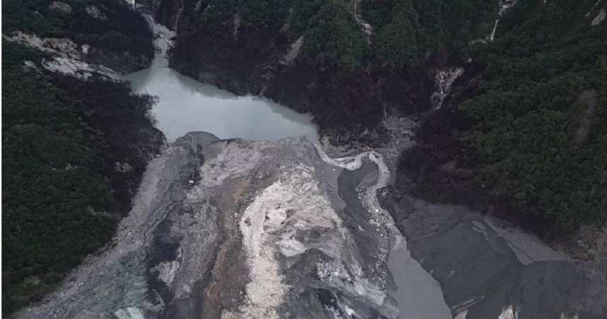 花蓮縣馬太鞍溪堰塞湖溢流口下方今天新生1個小堰塞湖，並在下午1時30分溢流。（圖／林保署花蓮分署提供）