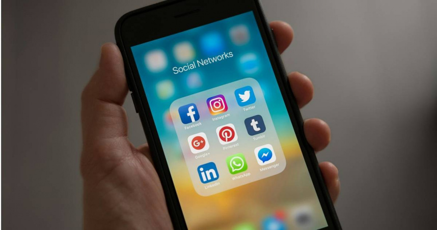 現代人工作壓力大，常常透過滑手機、吃甜食等方式放鬆身心。（示意圖／翻攝自pexels）