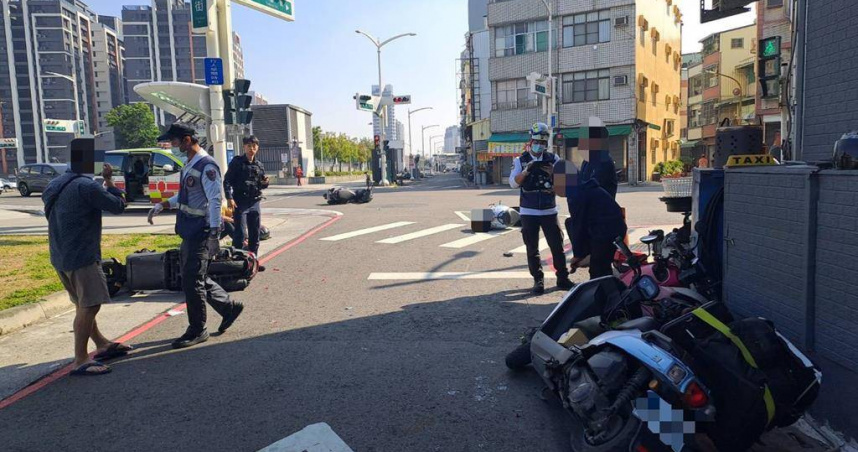 高雄市苓雅區鐵道街與正義路口，今（24）日上午一名75歲陳姓老翁，疑似要停紅燈時誤踩油門，撞上前方5輛機車，造成5人騎士全數掛彩就醫。（圖／翻攝畫面）