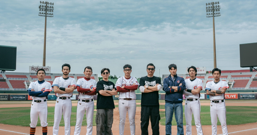 世界棒球十二強賽總冠軍電影《絕勝》，演員胡智強（左起）、張庭瑚、王識賢、導演姜瑞智、導演王維明、鳳小岳、宋柏緯、陳泰河，與球員莊昕諺。（圖／瀚草文創）
