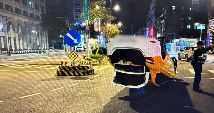 蕭姓運將駕駛計程車左轉時自撞行人庇護島，車輛當場180度翻覆。（圖／翻攝畫面）