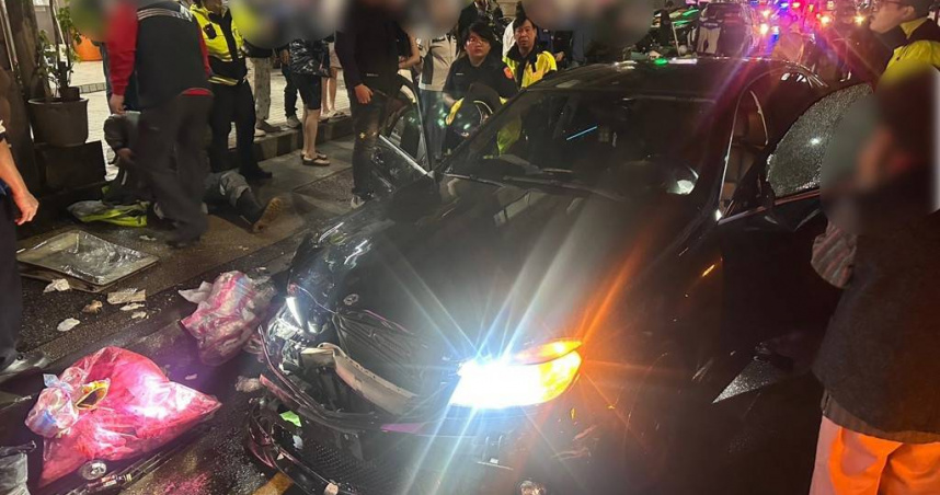 毒駕暴衝黑色賓士失控撞垃圾車，73歲老翁不幸身亡。（圖 ／翻攝畫面）