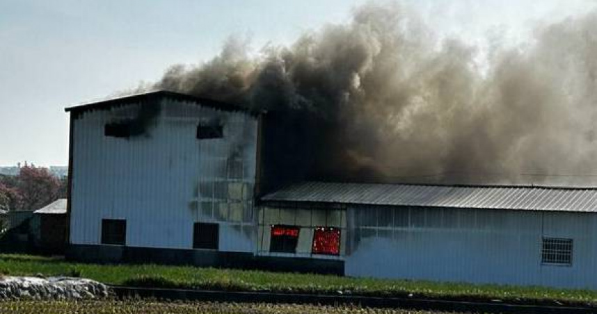后里工廠中午突發大火環保局急發空污警報。（圖 ／翻攝畫面）