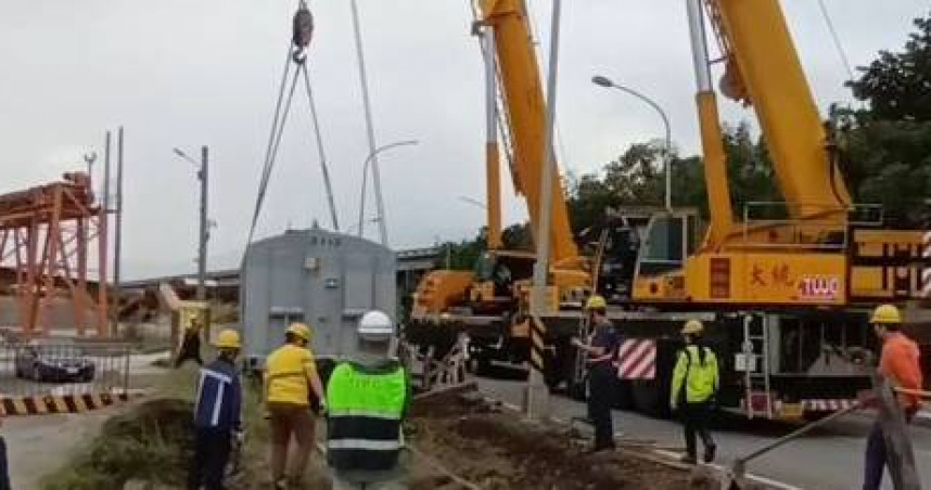 花蓮港貨運列車突撞挖土機1節車廂當場出軌。（圖 ／翻攝畫面）
