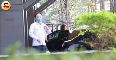 海委會主委管碧玲（後）被讀者直擊在12月31日中共對台演習還沒結束之際，竟跑去高雄亞灣大啖五星料理，從中午12時40分一路待到14時才滿足地離開。前為海巡署秘書。（圖／CTWANT攝影組）