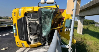 國道1號北向台南系統匯入國道8號西行匝道3日上午發生半聯結車自撞護欄側翻事故，車頭嚴重變形，駕駛擦傷送醫。（圖／翻攝畫面）