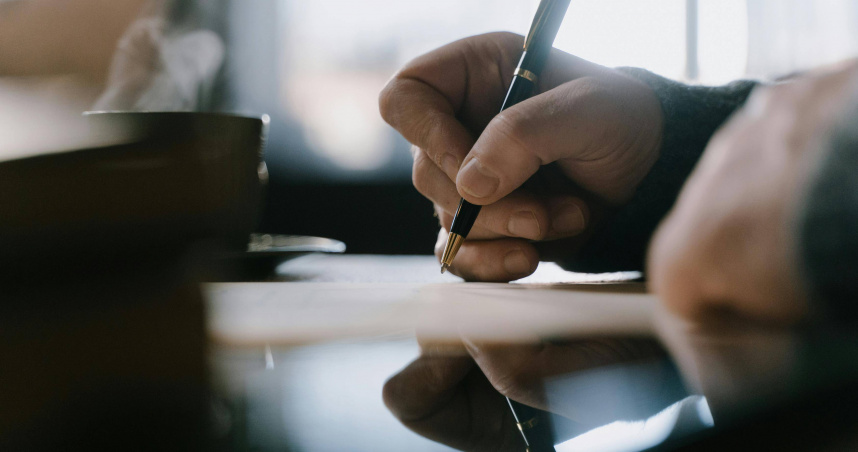 一名婆婆強迫孫子要改掉左撇子習慣，遭到夫妻倆拒絕。（示意圖／Pexels）