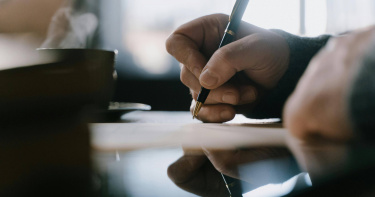 一名婆婆強迫孫子要改掉左撇子習慣，遭到夫妻倆拒絕。（示意圖／Pexels）