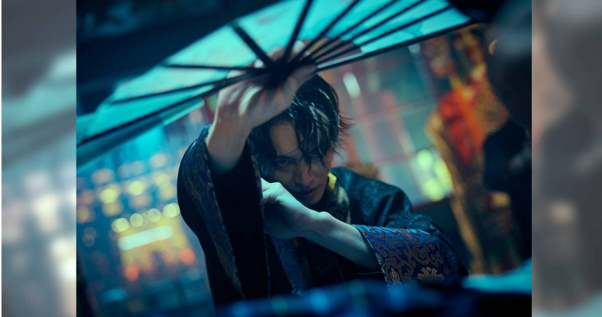 曹佑寧《祭弒》化身「何仙姑」乩身，華麗舞扇殺鬼。（圖／威視電影）