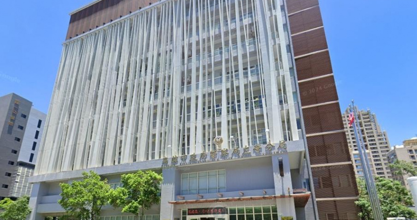 高雄左營區一棟大樓2日上午發生墜樓事件，65歲婦人身亡，警方正調查死因。（圖／左營分局，反射作用Googlemap）