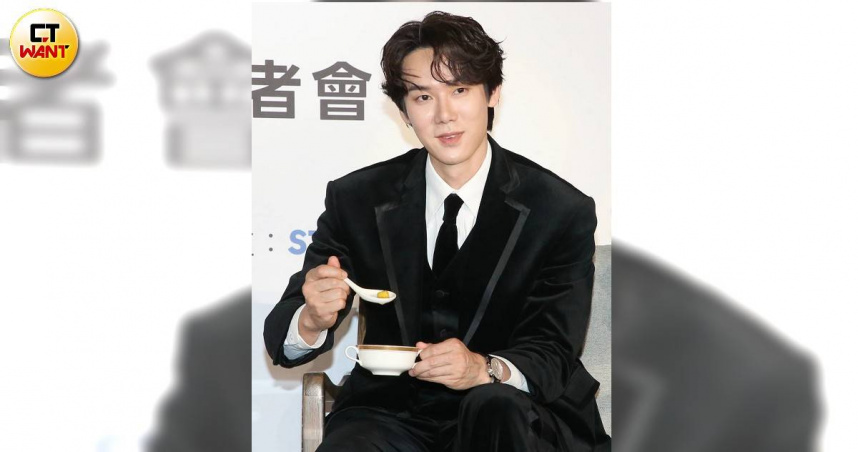 柳演錫來台遇元宵節，首度嘗試吃湯圓直呼好吃。（圖／王奕棋攝）