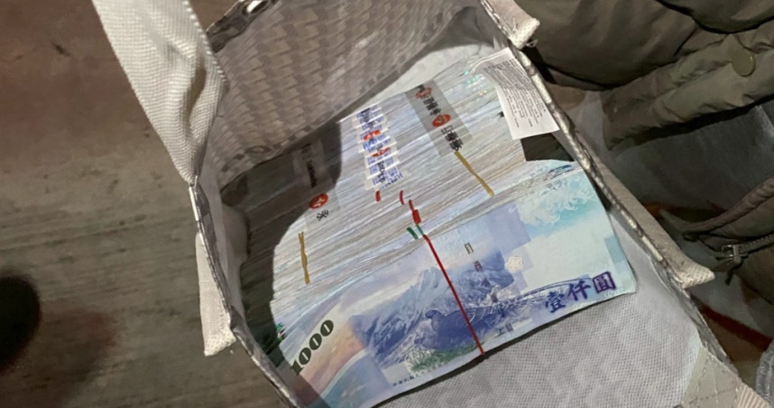 台中豐原一名男子倒垃圾時將裝有150萬元現金的帆布袋遺放路旁，所幸被房東之母撿起保管，警方協助順利尋回。（圖／翻攝畫面）