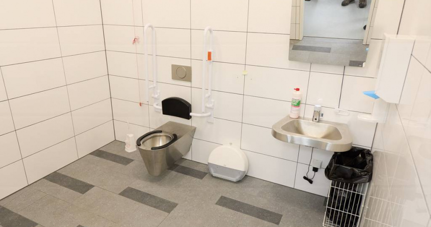 男子長時間如廁滑手機，導致直腸脫垂送醫治療。（示意圖／達志／美聯社）