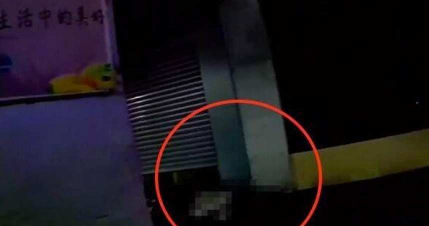 台南男子街頭埋伏持刀狂刺腹部臟器外露慘死。(圖∕翻攝畫面)