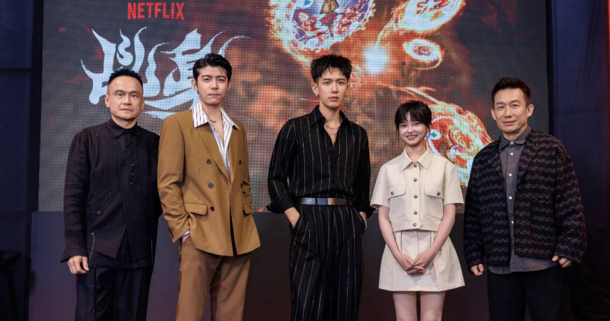 柯震東、王柏傑、陳姸霏、陳以文、郭子乾出席《乩身》上線記者會。（圖／Netflix提供）
