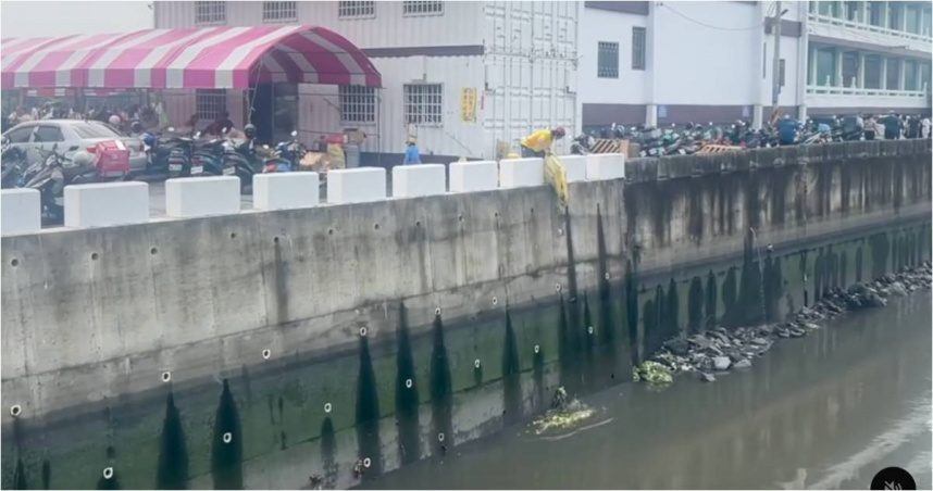 彰化慈恩寺旁昨日發生亂倒廚餘事件。（圖／翻攝Threads／＠elmolin0819）