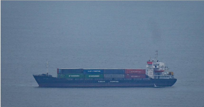 19日遭美軍登船扣押、懸掛伊朗國旗的貨櫃船「圖斯卡號」（Touska），很可能載有華盛頓認定的「軍民兩用物資」。圖非當事船隻。（圖／達志／美聯社）