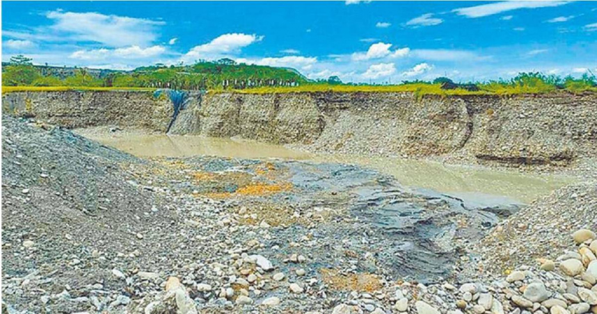 高雄美濃農地遭盜採砂石，留下多處巨大坑洞。（圖／報系資料照）