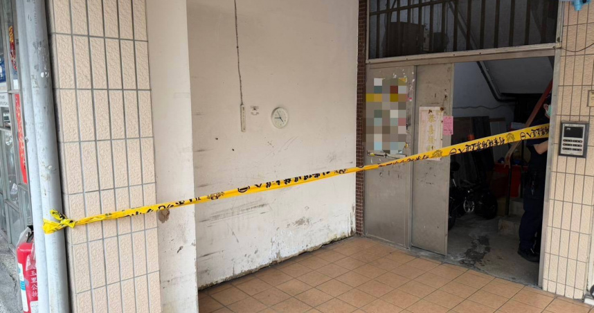 新北市板橋區永豐街27日傳出人倫悲劇，失智母呆坐客廳，而兒子倒臥房內明顯死亡。（圖／翻攝畫面）