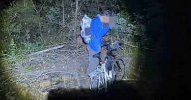 為抓「皮克敏」闖鐵軌單車男夜衝阿里山林鐵。（圖／翻攝畫面）