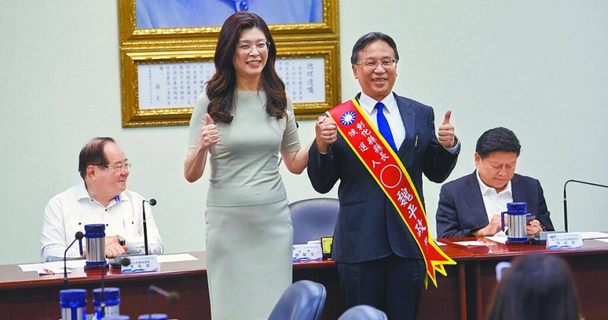 國民黨正式徵召律師魏平政（右）參選彰化縣長。（圖／報系資料照）