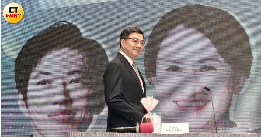 卓榮泰宣布「0到18歲全程支持計畫」，規劃育兒假延長至6歲前適用，並推動育嬰住宅減稅與育兒支持政策。（圖／黃耀徵攝）