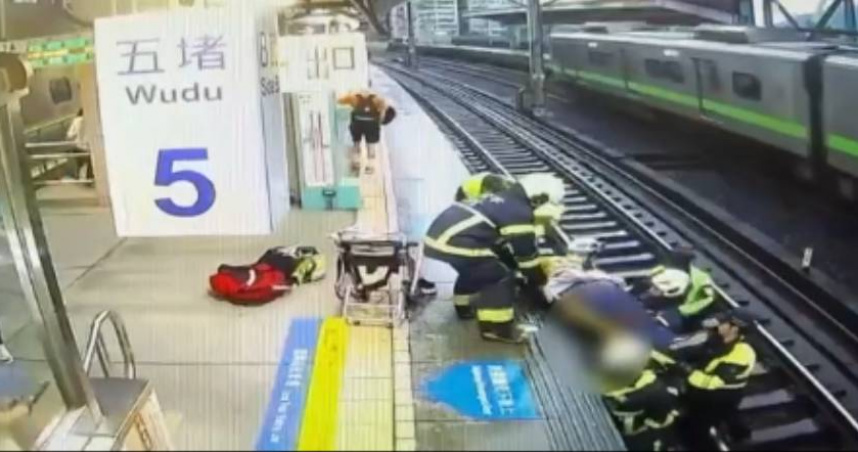 台鐵五堵車站29日上午7時許驚見民眾倒臥鐵軌。（圖／翻攝畫面）