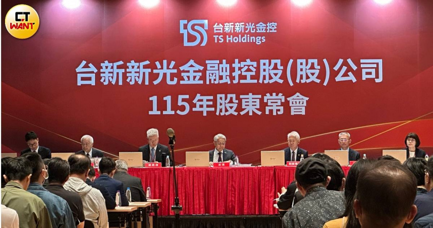 台新新光金股價已破30元大關，圖為兩家金控合併後的首次股東會，由董事長吳東亮主持。（圖／李蕙璇攝）
