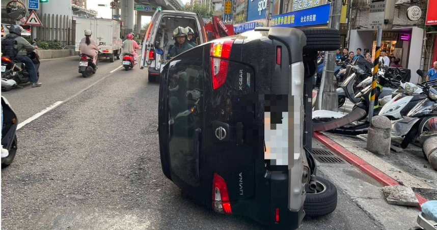 快訊／北車地下街Y15車輛自撞翻覆　駕駛輕傷拒送醫