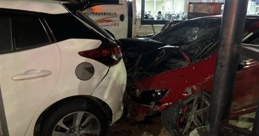 高雄死亡車禍！轎車失控偏離車道　衝撞2騎士無辜慘死