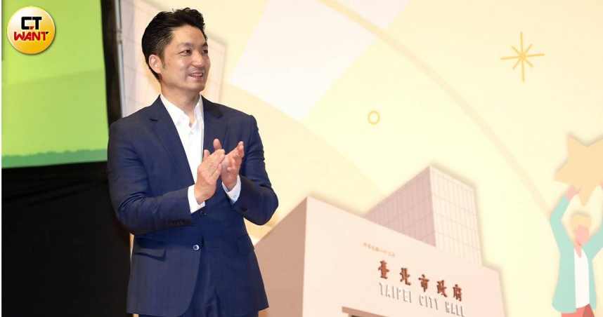 台北市長蔣萬安宣布預購2000箱鳳梨釋迦，以實際行動支持台東農民。（圖／方萬民攝）