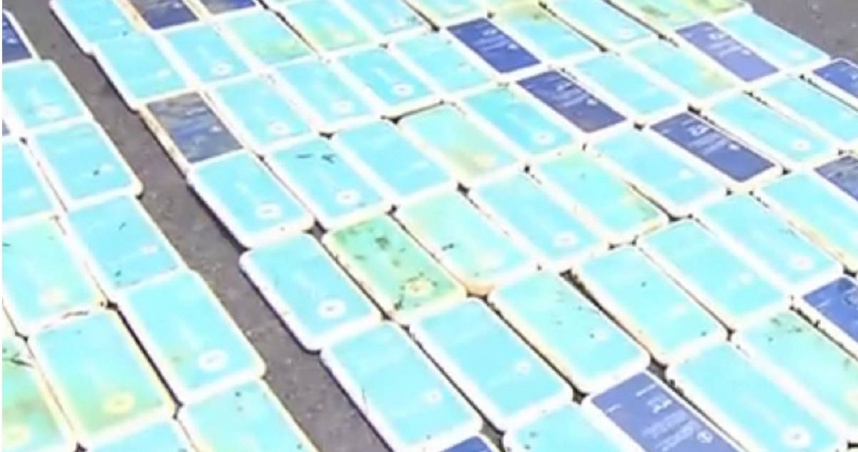 日本東京中野區的神田川中出現上百個行動電源，警方獲報前往打撈，目前朝非法遺棄廢棄物及毀損公物等罪展開調查。（圖／翻攝自YouTube／asahicom）