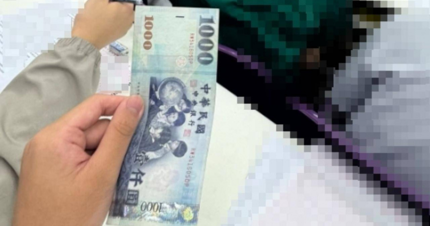 知名補習班老師上課時突然拋出一句「誰沒錢吃飯的舉手」，沒想到話才說完，竟真的直接拿出一張張千元鈔票發給學生。（圖／翻攝自Threads）