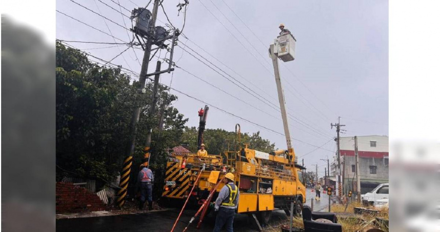 薔琵颱風狂襲嘉義！東石逾1500戶停電　台電出動重機具搶修