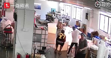 男子打賭75%酒精不能點燃 試驗未果反將工廠燒了