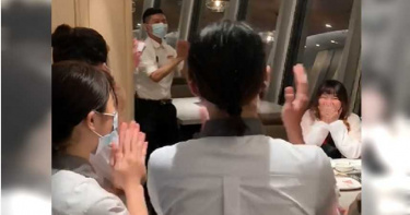 失戀到海底撈療傷 女孩「訂位一要求」店員全湧上:分手快樂!
