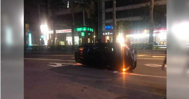 擦撞前車整輛車翻覆 小客車駕駛街頭表演翻車神技