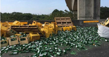 大貨車過彎下起玻璃暴雨 600箱啤酒從10樓高砸落到國道上