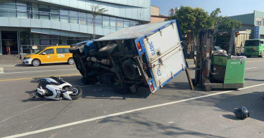 台中死亡車禍!貨車衝撞4機車 女騎士遭側翻重壓亡