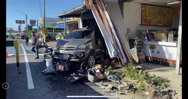 台東知本小客車撞民宅 2人受傷幸無礙