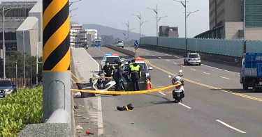 北市文林橋死亡車禍 20歲妙齡女騎機車遭砂石車碾斃
